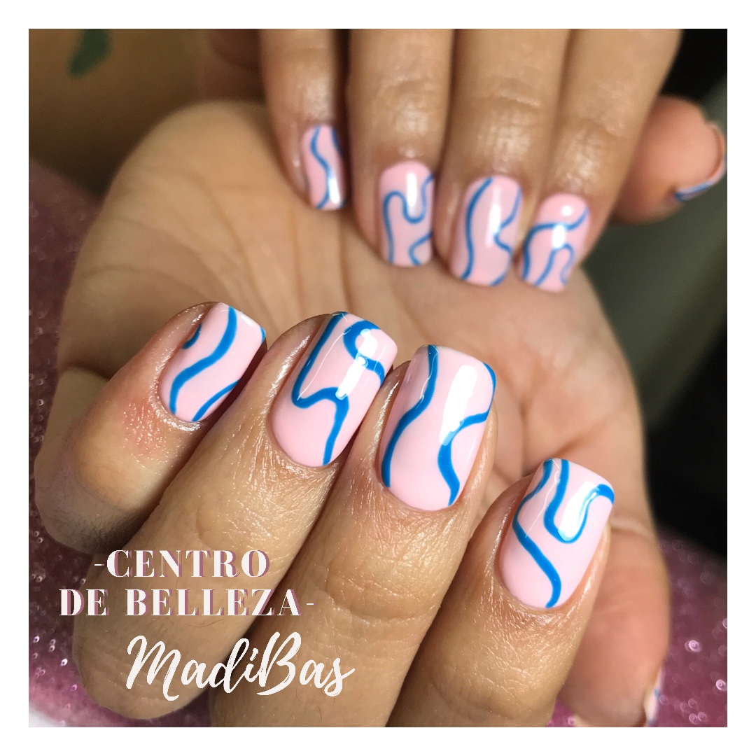 Nail art blush y foil de oro delicado en San Miguel