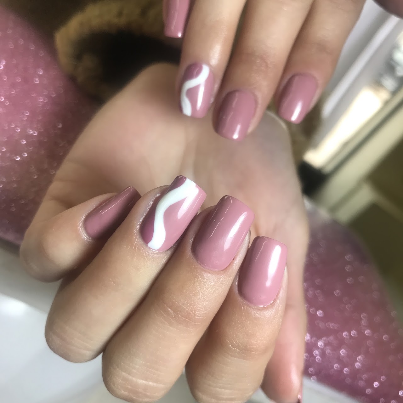 Uñas esculpidas en gel con ondas abstractas y foil