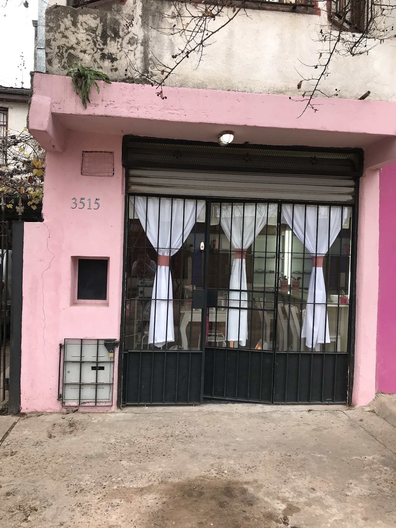 Interior del atelier y estudio de belleza MadiBas en San Miguel